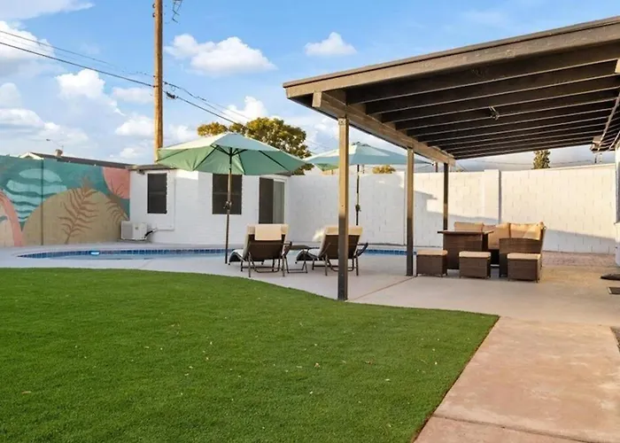 Old Town Pool Guest Casita Putting Green