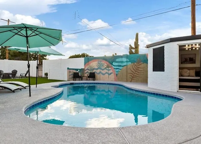 Old Town Pool Guest Casita Putting Green *